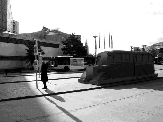Abbildung 5.3: Das ist der graue Bus aus dem Jahr 1987. In dem Bus gab es eine Ausstellung. Abbildung 5.