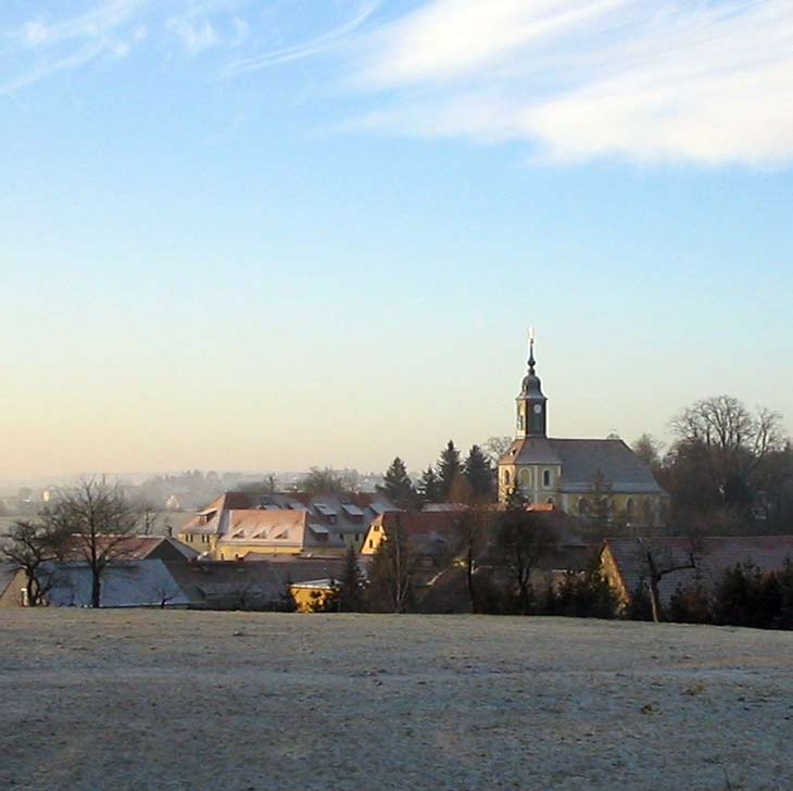 Foto: Marco Broscheit Als Baugelände steht die in süd-westlicher Richtung sanft abfallende Hügelkuppe des Kappelsbergs mit Ausblick auf die St. Katharinen Kirche von Kesselsdorf zur Verfügung.