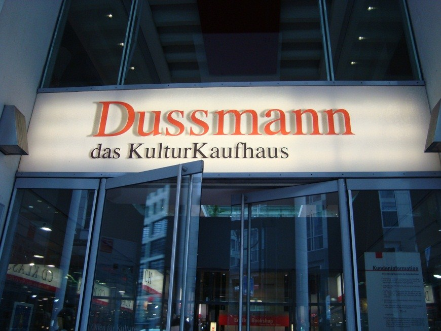 Informationen zur Dussmann-Gruppe und Führung durch das