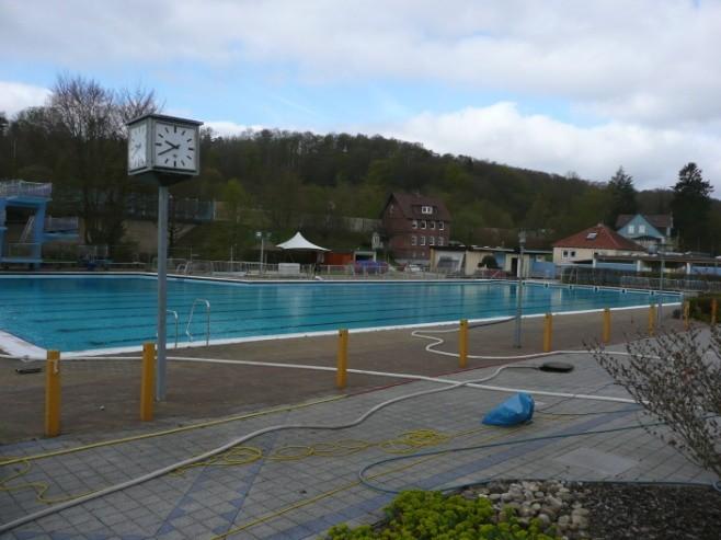 Freibadsanierung Das Schwimmerbecken ist undicht und die Wasserfläche viel zu groß (Energiekosten).