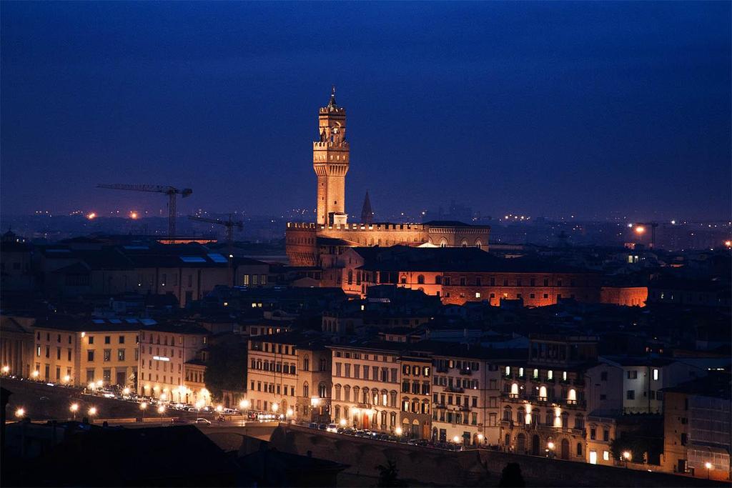 Palazzo Vecchio bei Nacht Im 17. Jahrhundert starben die Medici aus und die kulturelle Bedeutung von Florenz schwand.