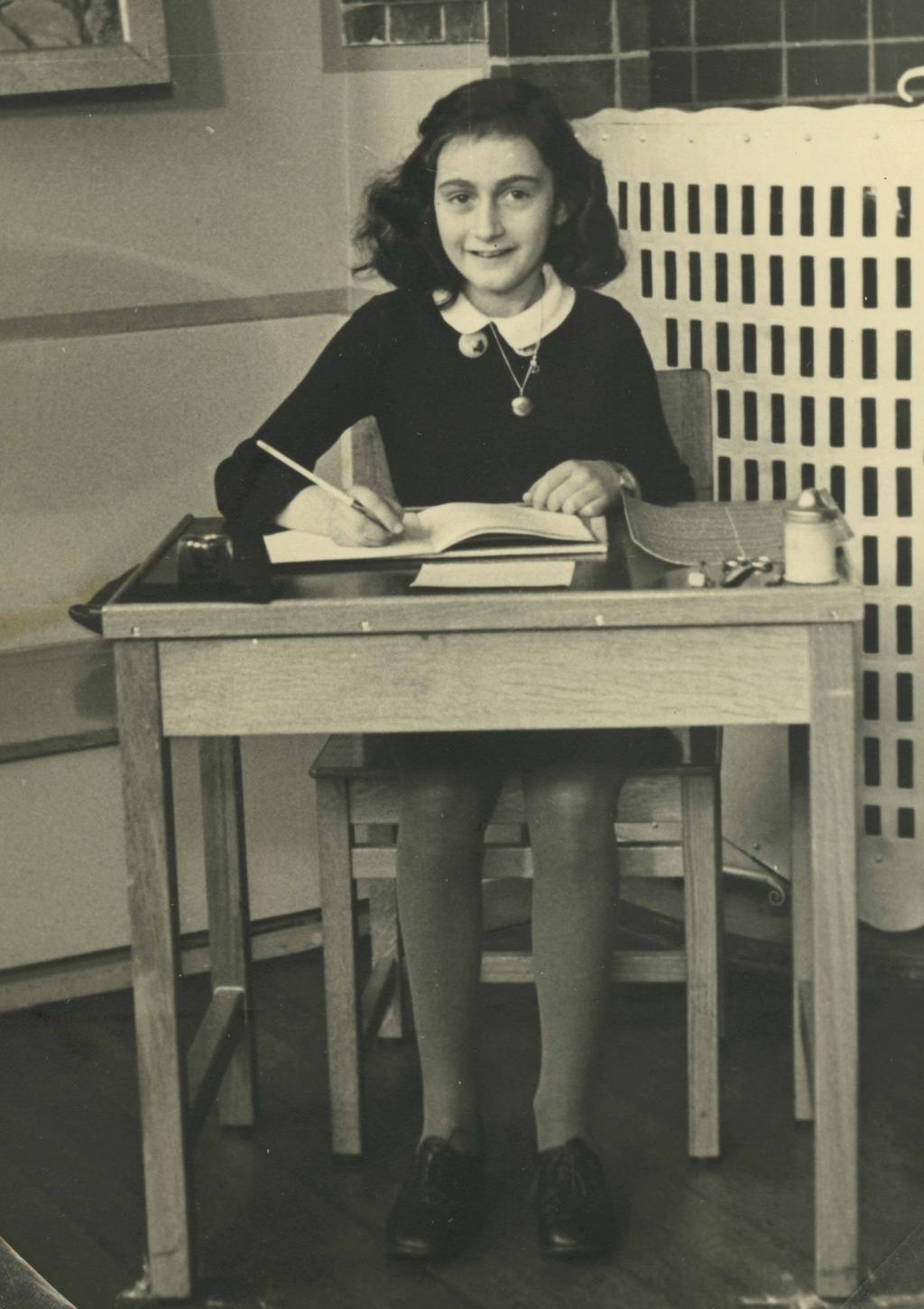 Anne Frank Anne Frank war ein jüdisches Mädchen aus Deutschland. Sie wurde im Jahr 1929 in Frankfurt am Main geboren.