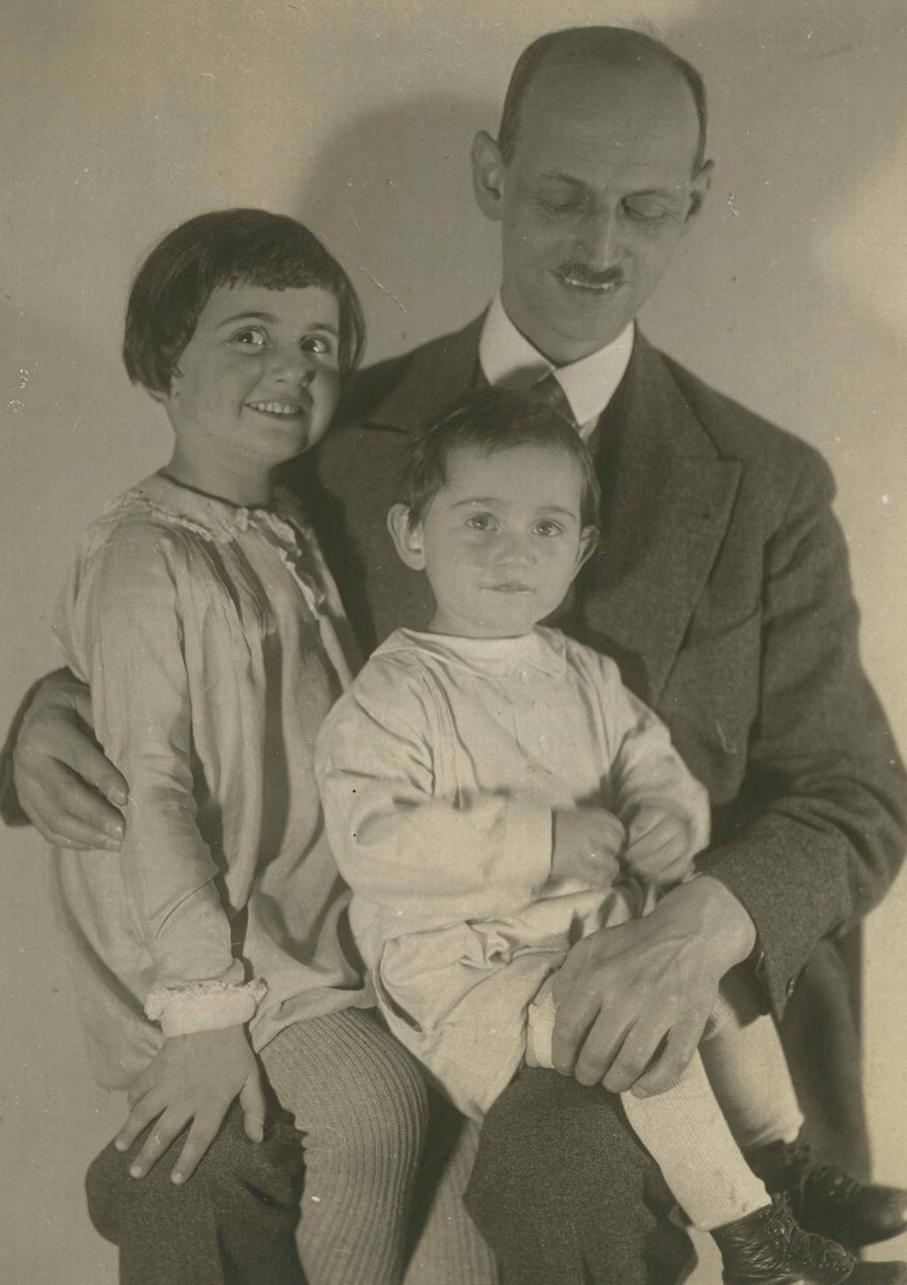 Otto Frank mit seinen Töchtern Anne und Margot Anne und Margot sitzen auf dem Schoß ihres Vaters Otto Frank.