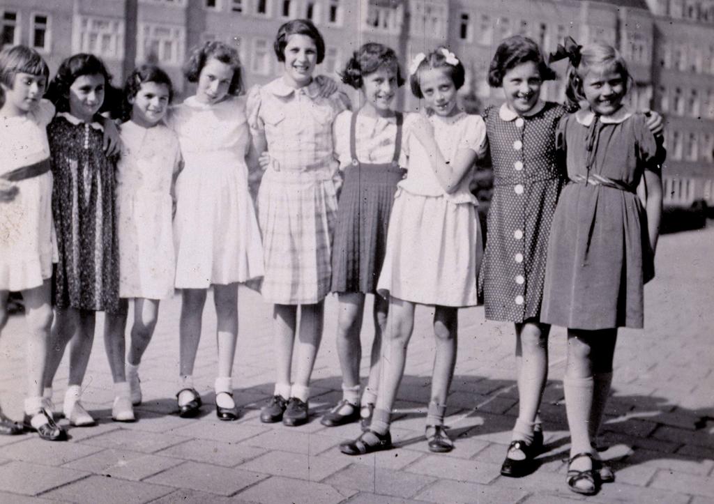 Anne mit ihren Freundinnen an ihrem zehnten Geburtstag Ihren 10. Geburtstag feierte Anne Frank am 12. Juni 1939 in Amsterdam.