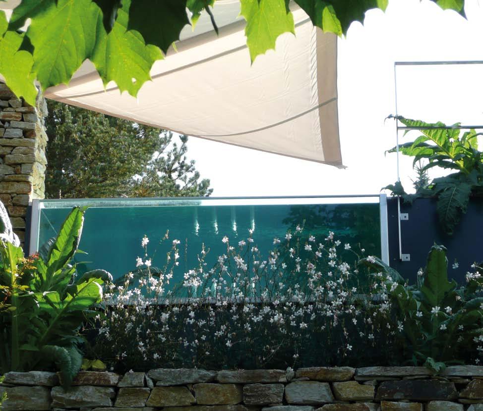 Glasscheibe, die sämtliche Lichtspiegelungen im Wasser in den Garten weiterleitet sowie einer speziellen