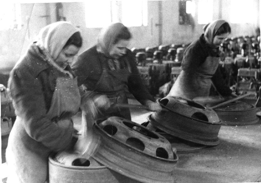 Zwangsarbeiter Sowjetische Zwangsarbeiterinnen in der deutschen Rüstungsindustrie, 1945 Von 1939 bis 1945 wurden mehr als 13 Millionen Menschen im Deutschen Reich und den von ihm annektierten