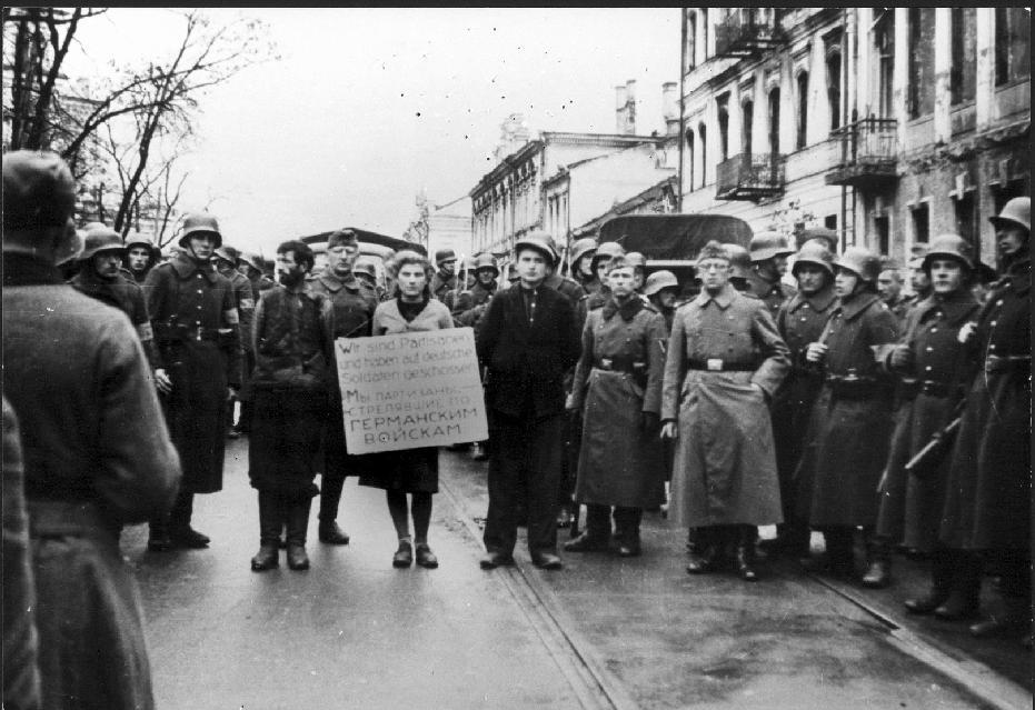 Ziviler und bewaffneter Widerstand Widerstandskämpfer vor der Hinrichtung in Minsk, von Deutschland besetztes Weißrussland, 26. Oktober 1941.