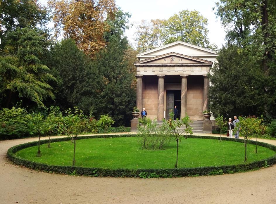 einen schöne Aussicht auf den Park. Hier befindet sich auch das 1788 von Carl Gotthard Langhans erbaute Belvedere.