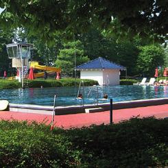 Während der Sommersaison wird, sobald das Wetter es eben zulässt, der große Freibadbereich zusätzlich geöffnet.