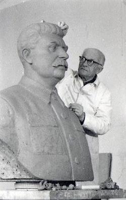 Die DDR präsentiert 1954 auf der Leipziger Herbstmesse eine Statue von