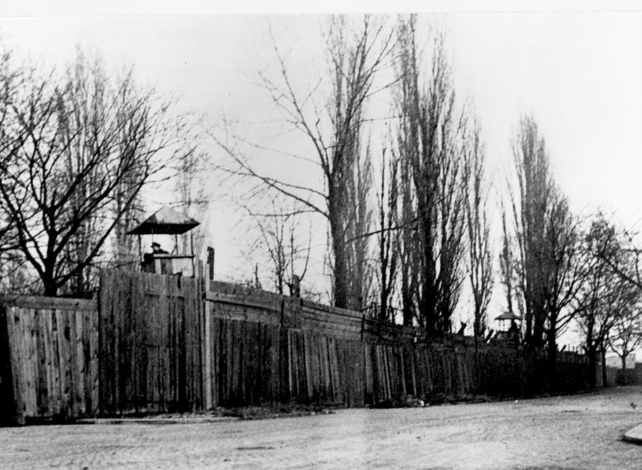 Einschüchterung und Terror Die sowjetische Geheimpolizei errichtete im Juni 1945 in Hohenschönhausen ein militärisches