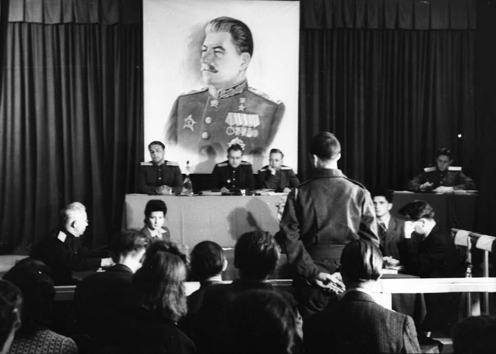 Die Stalinisierung Ostdeutschlands Sowjetisches Militärtribunal in Berlin-Pankow 1948.