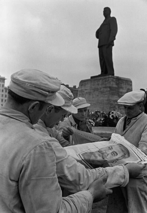 Im März 1953 lesen Arbeiter am Denkmal die Todesanzeige des