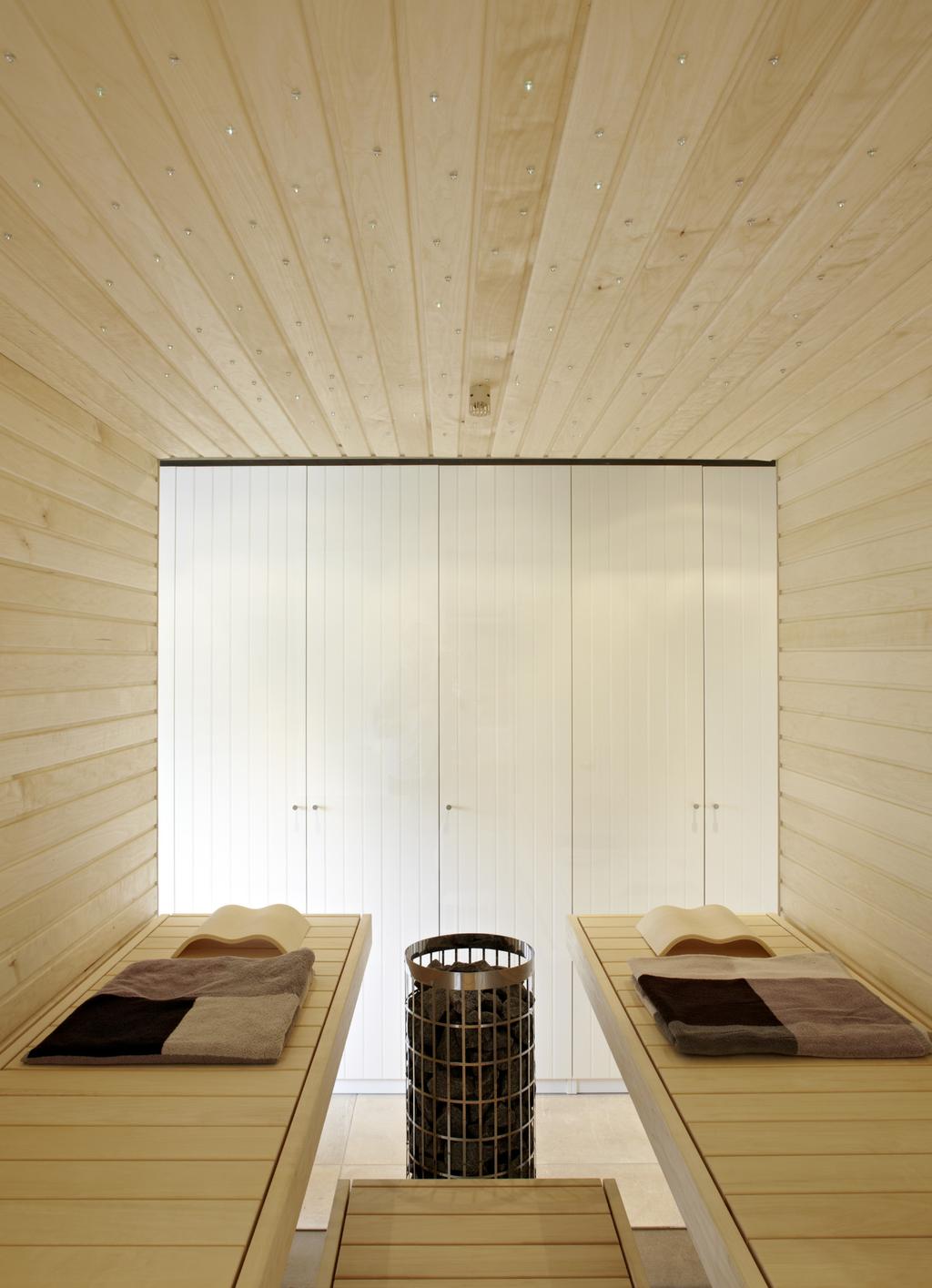 03 03 Der private Saunabereich bietet mit stützenfreien Liegeflächen viel Platz zur Erholung.