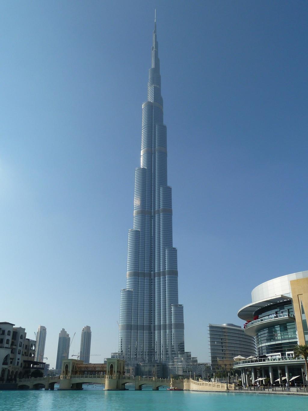 vo n: Wi lli Klasse 2 Pixabay_didiwo Der Burj Khalifa ist ein Wolkenkratzer in Dubai. Bis zu seiner Einweihung hieß das Gebäude Burj Dubai.