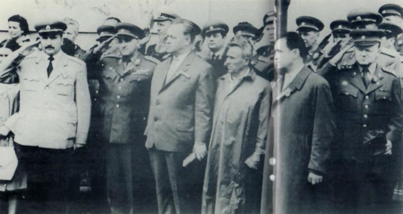 Ein Foto mit einer tschechoslowakischen Delegation in Bulgarien, 1963 außen links: der
