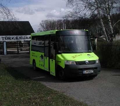 Bedienungsgebiete Folie 7 Pilotprojekt Gemeindebusse DIE FAHRZEUGE Anforderungsprofil gemäß Betriebskonzept Europaweite Ausschreibung Niederflur,